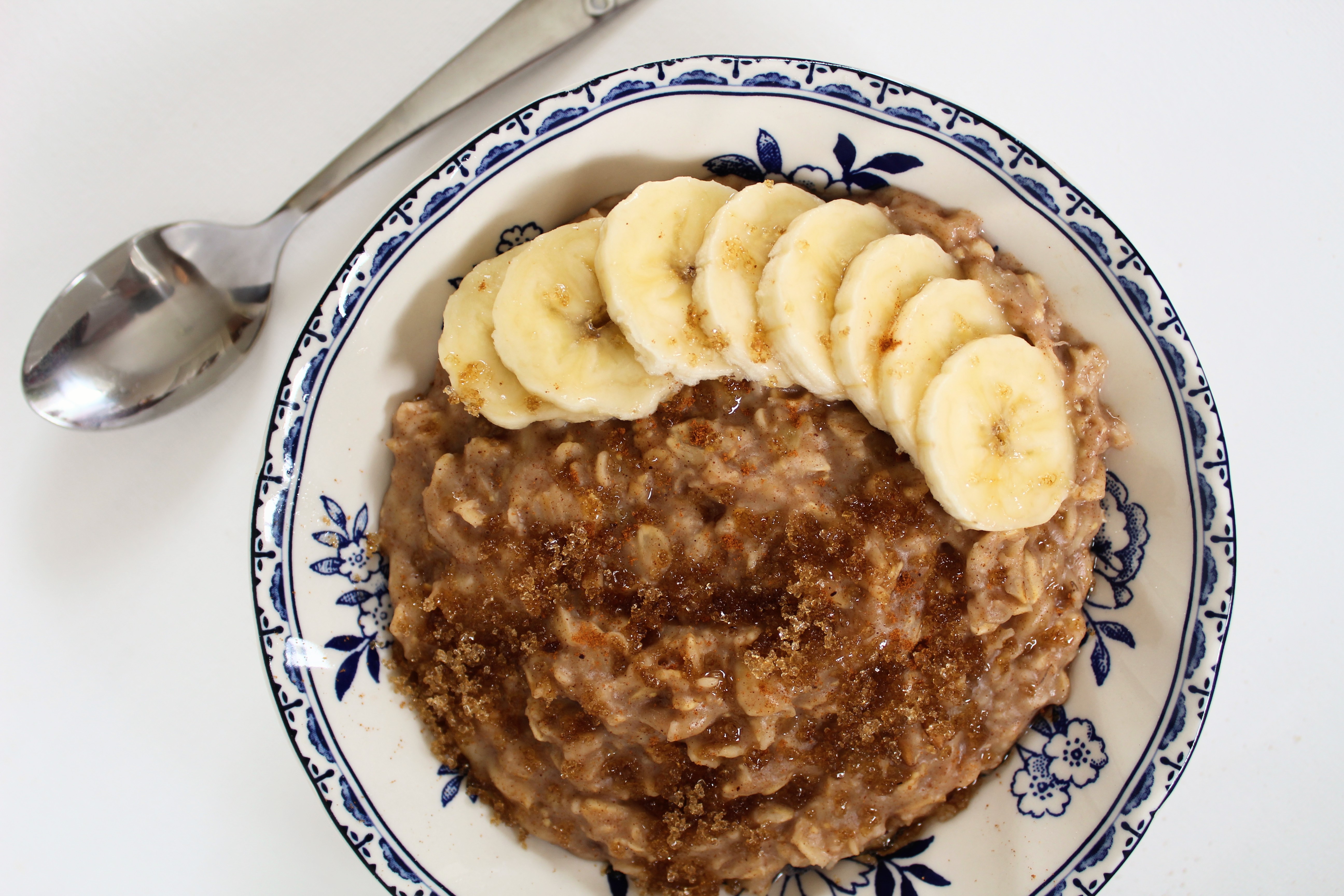 The warm & comforting flavors of banana bread make an easy breakfast in this creamy bowl of low-sugar banana bread oatmeal, topped with sliced bananas, cinnamon, and just a pinch of brown sugar.